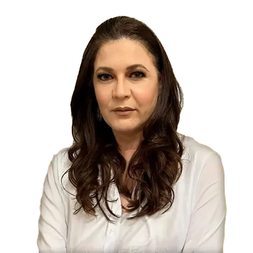 Dra. Fabiana Piovezan olhando para frente, posando em um retrato colorido, em uma foto profissional, realizada para HOC – Hospital de Olhos de Cuiabá , em Cuiabá – Várzea Grande, MT