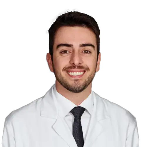 Dr. Bruno Saraiva Rocha olhando para frente