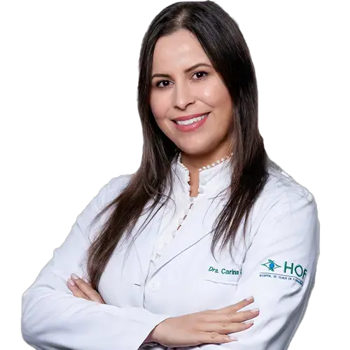 Dra. Carina Costa Cotrim olhando para frente, posando em um retrato colorido, em uma foto profissional, realizada para HOF , em Biguaçu – Florianópolis, SC