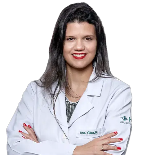 Dra. Cláudia Cristina Gomes de O. Dias olhando para frente