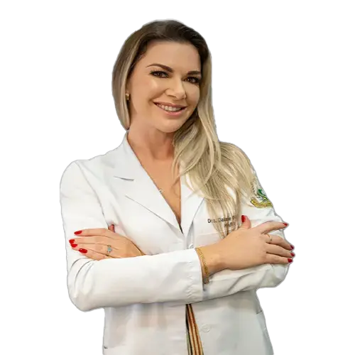 Dra. Daiane Bergamim olhando para frente
