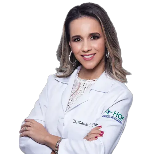 Dra. Deborah Cristina Ribas olhando para frente