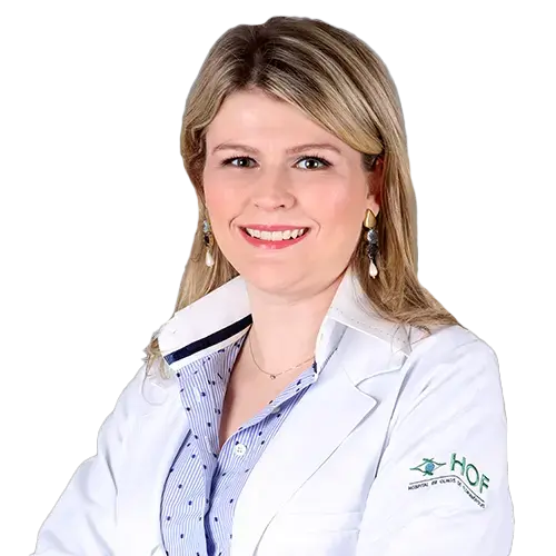Dra. Elisa Biesdorf Thiesen olhando para frente