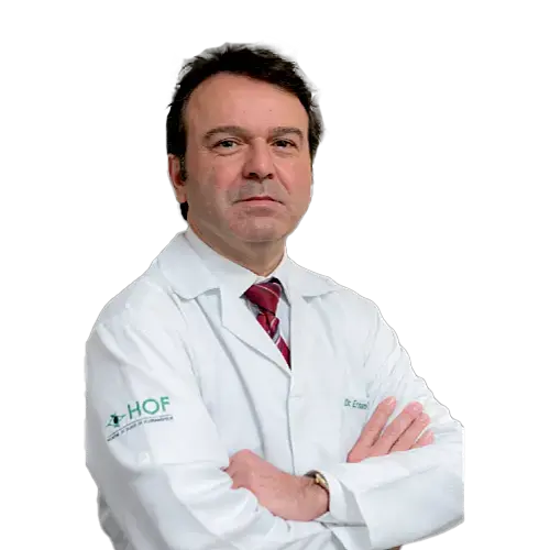 Dr. Ernani Luiz Garcia olhando para frente