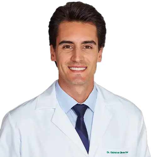 Dr. Gabriel de Oliveira Puel olhando para frente