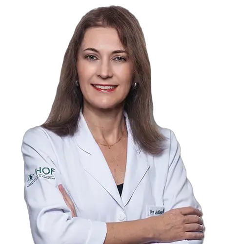 Dra. Juliana Schneider Gewehr olhando para frente