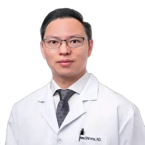 Dr. Lineu Oto Shiroma olhando para frente