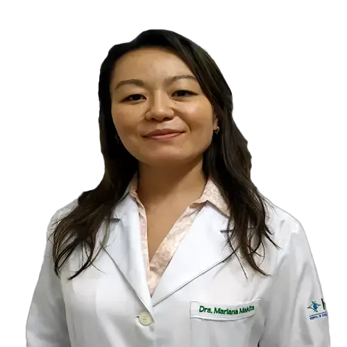 Dra. Mariana Emi Makita olhando para frente