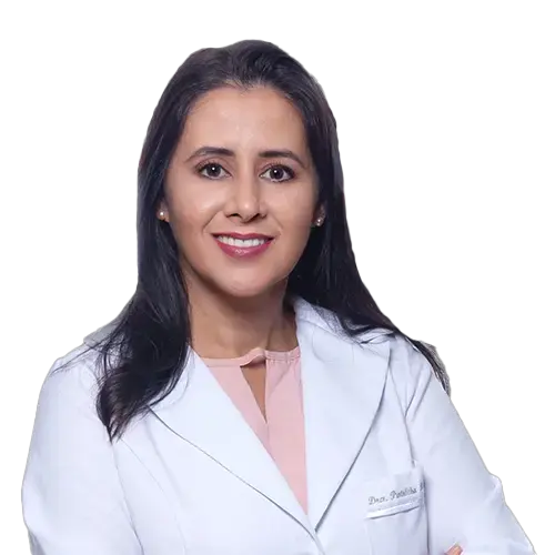 Dra. Patrícia Rocha Machado olhando para frente