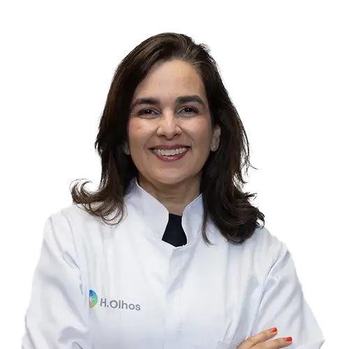 Dra. Adalia Dias Dourado Oliveira Pereira olhando para frente, posando em um retrato colorido, em uma foto profissional, realizada para H.Olhos , em São Paulo, SP