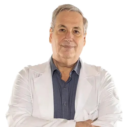 Dr. Alberto Bucci Casari olhando para frente