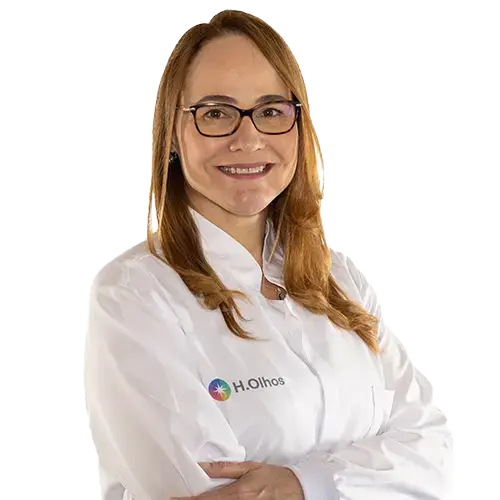 Dra. Ana Laura de Araújo Moura olhando para frente, posando em um retrato colorido, em uma foto profissional, realizada para H.Olhos , em São Paulo, SP