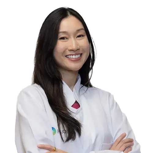 Dra. Ana Yin Yin Mao olhando para frente