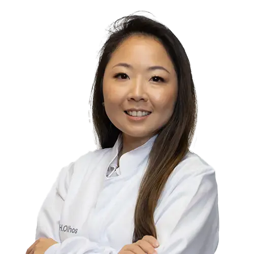 Dra. Camila Matsuura Endo olhando para frente