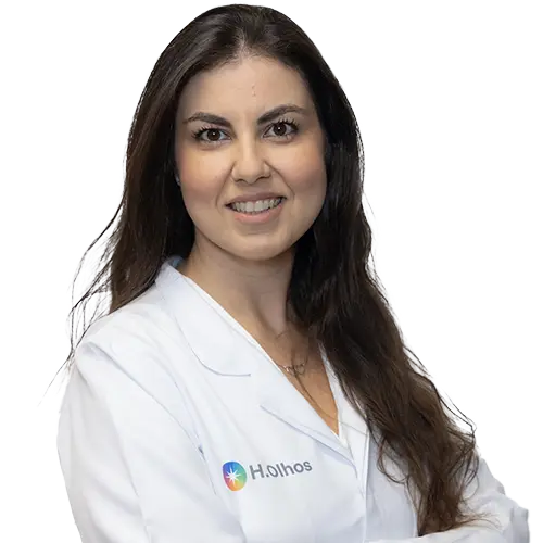 Dra. Carla Simão Batich olhando para frente