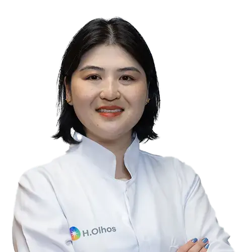 Dra. Caroline Yukie Hashimoto olhando para frente