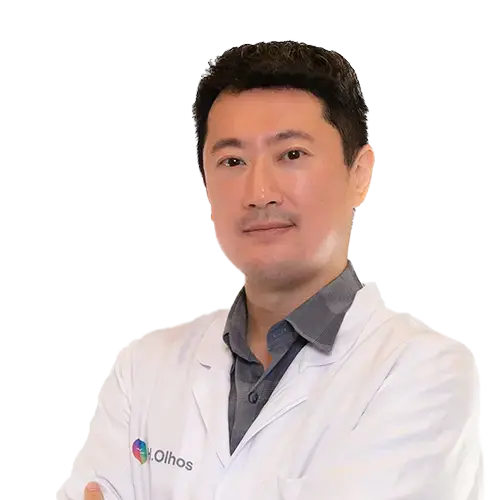 Dr. César Keiji Ishii olhando para frente
