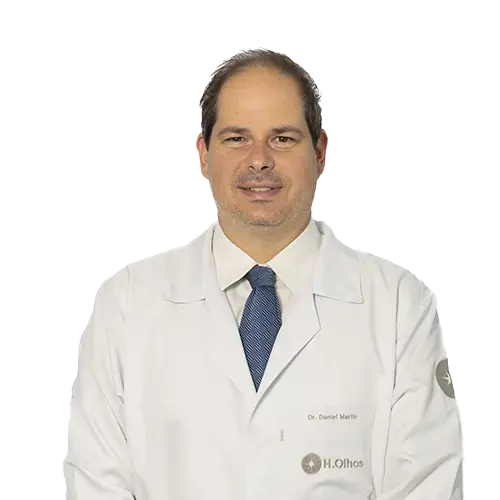 Dr. Daniel Martin olhando para frente
