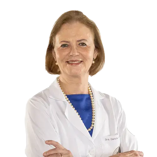 Dra. Danute Baltrukonis olhando para frente