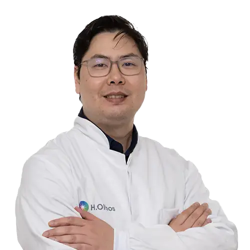 Dr. Diogo Sonoda olhando para frente, posando em um retrato colorido, em uma foto profissional, realizada para H.Olhos , em Santo André, SP