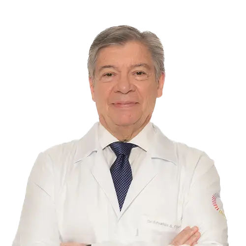 Dr. Edvaldo Figueirôa olhando para frente