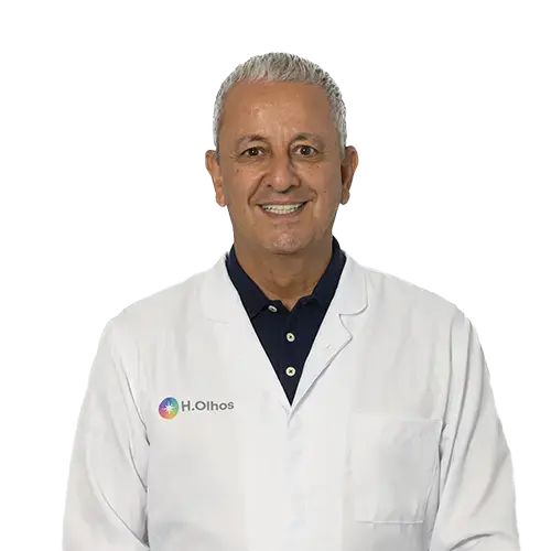 Dr. Fernando Tarcha olhando para frente, posando em um retrato colorido, em uma foto profissional, realizada para H.Olhos , em São Bernardo – Santo André, SP