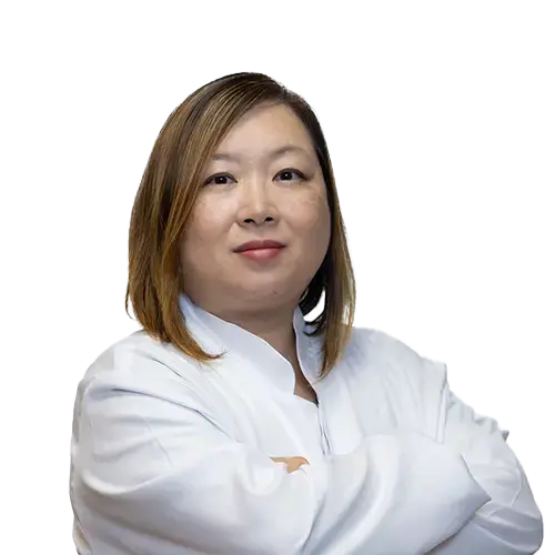 Dra. Graciella Miyuki Kato Sakamiti olhando para frente