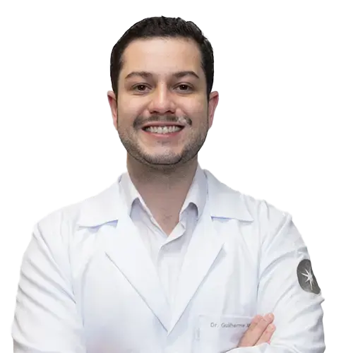 Dr. Guilherme Macedo Souza olhando para frente