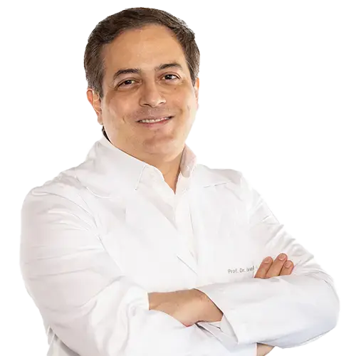 Dr. Ivan Maynart Tavares olhando para frente