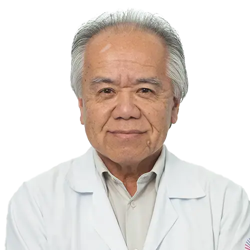 Dr. Jiyo Nakamura olhando para frente