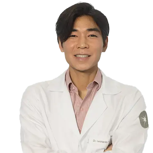 Dr. Leonardo Yuji Arai Inoue olhando para frente
