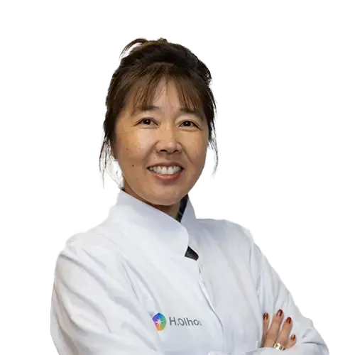 Dra. Luciana Emi Sasaki Assae olhando para frente