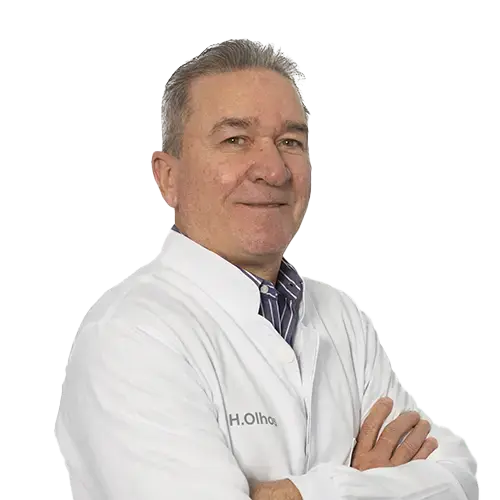 Dr. Luciano Azevedo Soter olhando para frente