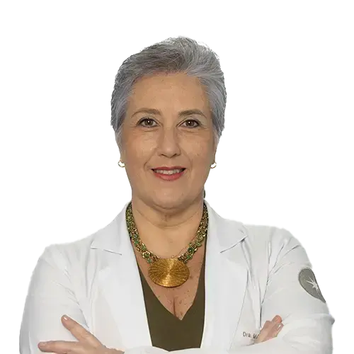 Dra. Marcia Ferrari Perez olhando para frente
