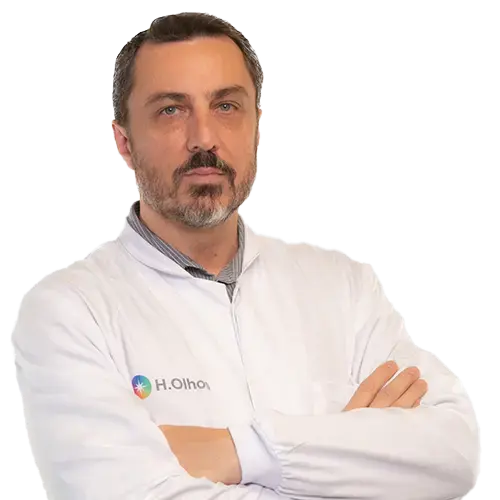 Dr. Marcio Henrique Dassi olhando para frente