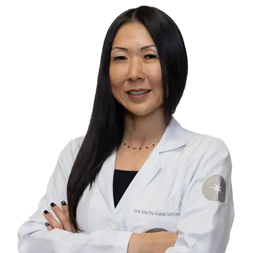 Dra. Marília Ikeda Serizawa olhando para frente