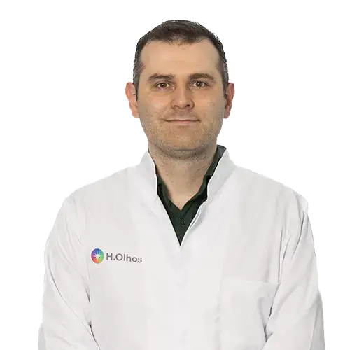 Dr. Moacyr Amaral Campos olhando para frente