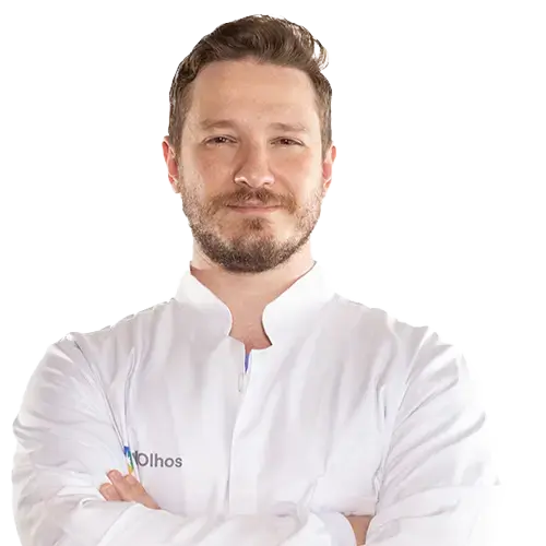 Dr. Murillo Santinello olhando para frente