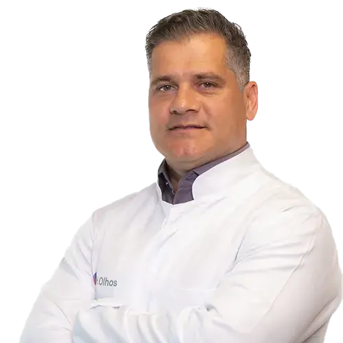 Dr. Pedro Augusto Braga Reis olhando para frente, posando em um retrato colorido, em uma foto profissional, realizada para H.Olhos , em São Bernardo – São Paulo – Santo André, SP