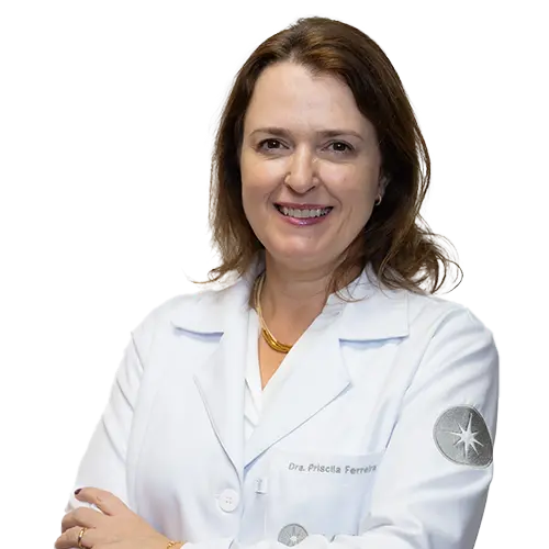 Dra. Priscila Dalla Vechia Ferreira olhando para frente