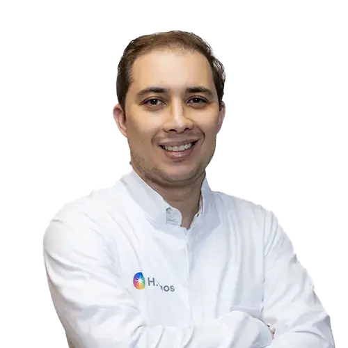 Dr. Raphael Barcelos olhando para frente