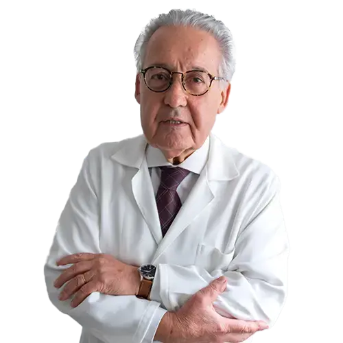 Dr. Roberto Malta olhando para frente