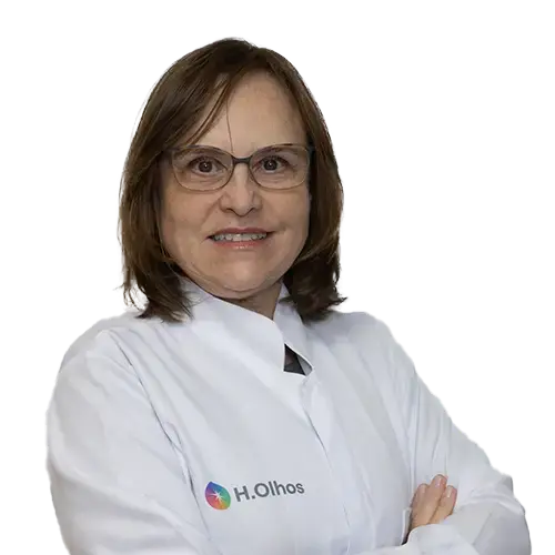 Dra. Vania Ewert de Campos olhando para frente, posando em um retrato colorido, em uma foto profissional, realizada para H.Olhos , em São Paulo, SP