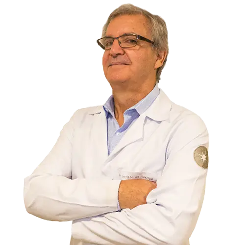 Dr. Wilson de Freitas olhando para frente