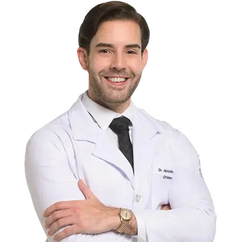 Dr. Alexandre Cardoso olhando para frente