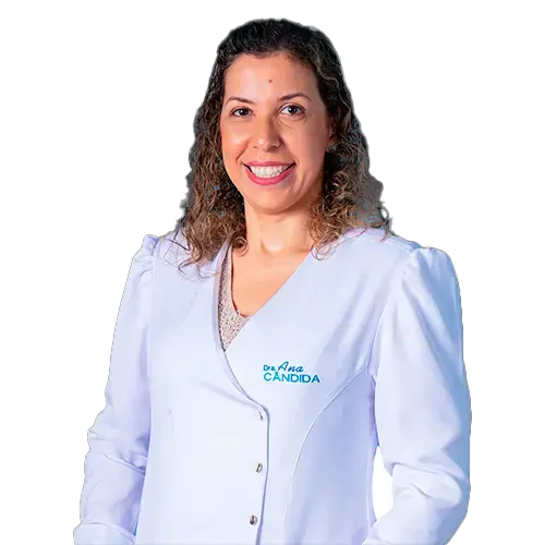 Dra. Ana Candida Franca olhando para frente