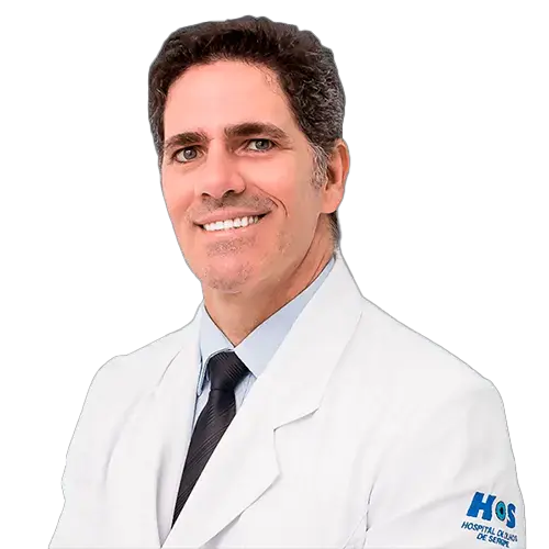 Dr. Danilo Amaral olhando para frente