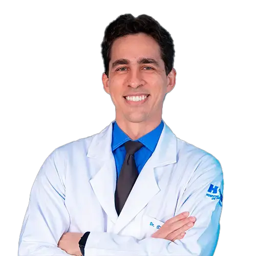 Dr. Diego Torres olhando para frente