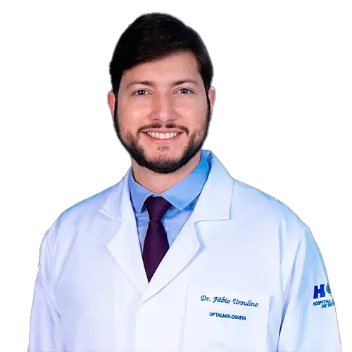 Dr. Fábio Ursulino olhando para frente