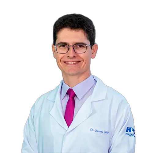 Dr. Gustavo Melo olhando para frente